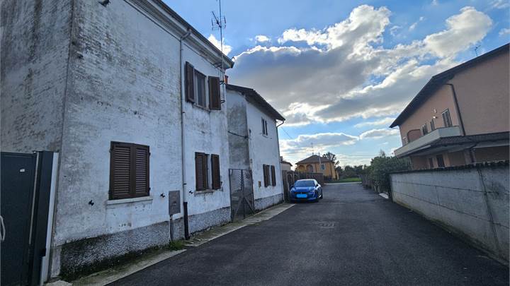 CASA DI CAMPAGNA CON GIARDINO